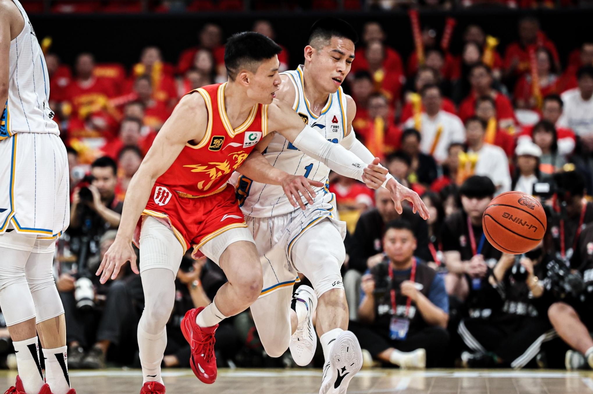 北京队险胜天津队,易建联扛起全队的简单介绍 北京队险胜天津队,易建联扛起全队的简单介绍